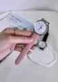Minimalistische Quarz-Uhr für Studenten mit rosa Lederarmband und weißem Zifferblatt. - Herrenuhr mit rosa Armband und weißem Zifferblatt