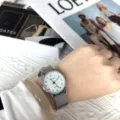 Minimalistische Damen-Quarzuhr mit grauem Canvas-Armband und klarem weißem Zifferblatt. - Grau