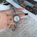 Damen Vintage kleine Zifferblatt Quarzurhr mit blauen Perlen geflochtenem Armband - Alternative Ziffern Weiß