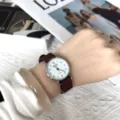Lässige Damen Quarzarmbanduhr mit braunem Canvas Armband und weißem Zifferblatt. - Kaffee