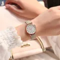 Detailaufnahme einer kleinen Quarzarmbanduhr mit hellgrünem Wildlederarmband und Herz-Zifferblatt. - Aprikose