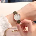 Gros plan detail de montre pour femme bracelet vert et cadran blanc vue sur le poignet. - Vert Militaire