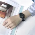 Montre à quartz noire minimaliste pour étudiants avec cadran clair et bracelet élégant et décontracté. - Cadran noir à chiffres pour femme