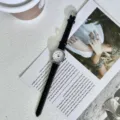 Minimalistische Damenarmbanduhr mit schwarzem Lederarmband und weißem Zifferblatt Detail. - Schwarzes Armband