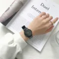 Minimalistische schwarze Quarzuhr für Damen und Herren, koreanischer Stil Freizeit Modell. - Damen-Zifferblatt mit schwarzem Index
