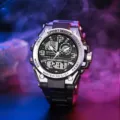 Gedetailleerde close-up van het multifunctionele sport elektronische horloge met digitaal display. - Zilver
