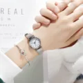 Minimalistische silberne Damenuhr Quarzuhr mit Mesh Armband, elegantes kleines Zifferblatt. - Silber-Armband Zahlen weißes Zifferblatt