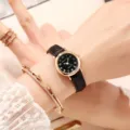 Damen kleine Quarzarmbanduhr mit schwarzem Lederarmband, minimalistische Retro Schuluhr. - Schwarzes Zifferblatt mit arabischen Ziffern und schwarzem Armband