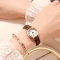 Vintage kleine Quarz Damenuhr mit braunem Lederarmband und elegantem Armbandaccessoire. - Ziffern, braunes Band, weißes Zifferblatt