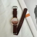 Modische Quarzuhr mit braunem Canvas-Armband und Farbverlauf-Zifferblatt für den Alltag. - Kaffeebraunes Armband