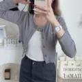 Koreanischer Stil graue Damen Strickjacke, lässiges Langarm Oberteil mit weißem Top. - Weiß