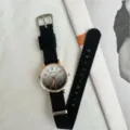 Strenge minimalistische Quarzuhr mit schwarzem Nylonarmband und roségoldenem Zifferblatt. - Schwarzes Armband