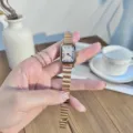 Orologio da donna vintage quadrato con cinturino in metallo e numeri romani. - Cinturino a maglie bambù oro rosa con quadrante bianco argento