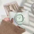 Minimalistische mintgrüne quadratische Uhr für Damen, elegante Quarz Armbanduhr. - Mintgrün