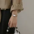 Klassische Damen-Quarzuhr mit rechteckigem Gehäuse, Roségold-Mesharmband und römischem Zifferblatt. - Rechteckige Uhr mit Milanaise-Armband und silberweißem Zifferblatt