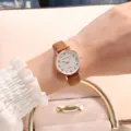Nahaufnahme einer minimalistischen Damen Quarzarmbanduhr mit braunem Lederarmband und Zifferblatt. - Kaffee
