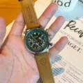 Detailansicht Herren Quartzuhr mit braunem Lederarmband und grünem Zifferblatt Chronograph. - Silbergehäuse Grünes Zifferblatt