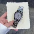 Minimalistische quadratische Damenuhr mit Quarzwerk, Doppelkalender und edlem Metallarmband. - Lila