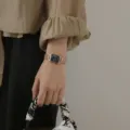 Orologio da donna quadrato al quarzo rétro con cinturino in maglia oro rosa e numeri romani. - Orologio rettangolare con numeri romani, cinturino in maglia e quadrante nero