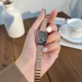 Orologio donna retro rettangolare al quarzo con quadrante nero numeri romani e cinturino metallico. - Cinturino a maglie bambù oro rosa con quadrante nero