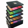 Vista detallada del juego de 120 lápices de colores en caja metálica negra multicapa. - Lápices de Colores al Óleo / 120 Colores