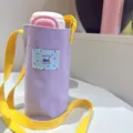 Sac de bouteille d'eau en toile violette avec sangle jaune joli patch de chien cartoon - Sac à Bouteille Violet en Toile Crossbody / Violet