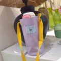 Joli sac porte-bouteille en toile violette avec bandoulière jaune, sac décontracté pour femme. - Sac à Gobelet en Toile Violette / Violet