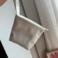Mini bolso blanco de lona monedero con correa de muñeca y cremallera para almacenamiento portátil - Modelo con Asa / 14cm x 14cm x 3cm