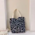 Λεπτομέρεια τσάντας tote από κοτλέ με μπλε λεοπάρ σχέδιο και άνετες λευκές λαβές. - Κοτλέ Λεοπάρ Ανοιχτό Γκρι