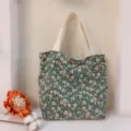Λεπτομερής κοντινή λήψη της vintage τσάντας tote με λουλούδια και λεπτό ύφασμα και σχέδιο. - Πράσινο Μικρό Λευκό Floral