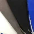 Detaillierte Nahaufnahme von DIY leeren Baumwoll Canvas Beutel Stoff und Reißverschluss. - Schwarz