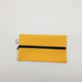 Einfaches gelbes Federmäschchen aus Baumwollcanvas mit schwarzem Reißverschluss für Schreibwaren. - Gelb