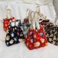 Japanischer Stil Leinwand Kordelzug Lunchbag süßer Cartoon Hund Bento Aufbewahrung - Tragestil / Daruma Hund Rot