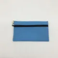Nahaufnahme des blauen Federmäppchens Reißverschluss Detail minimalistische Aufbewahrung - Hellblau