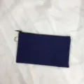 Nahaufnahme Detail der einfarbigen blauen Canvas Reißverschluss Münztasche mit Schlaufe. - Marineblau