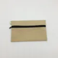 Einfaches beige Canvas Reißverschlussetui Detail für Münzen, Schlüssel und kleine Utensilien. - Khaki