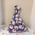Nahaufnahme Detail der japanischen floralen Stoffknoten Handtasche mit violettem Grundmuster. - Lila