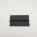 Dunkelgraues Leinwand-Mäppchen mit schwarzem Reißverschluss, minimalistisch für den Alltag. - Dunkelgrau
