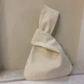 Nahaufnahme des beige Canvas-Japan-Knotentasche mit Stoffstruktur und sauberen Nähten. - Naturfarben