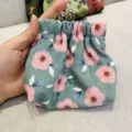 Gros plan detaille d'une petite pochette en velours côtelé avec joli motif floral rose. - Fleur de cerisier