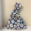 Bolso de mano de tela con nudo estilo japonés y lindo estampado de margaritas, bolsa de muñeca. - Bolso con Nudo de Estilo Japonés / Azul Margarita