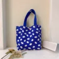 Süße blaue Handtasche aus Leinen mit Hasenmotiv, Detailaufnahme von Stoff und Design. - Blau Alien Hase und Dunkelblau Band