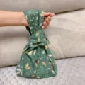 Japanische Stoff Knoten Handtasche mit grünem Blumen Eichel Muster, niedliche Damen Tasche. - Avocado Grünes Blatt