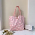 Nahaufnahme der rosa Leinentasche mit süßem Kaninchenmuster und robusten Griffen. - Rosa Alien Hase und Rosa Band