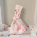 Bolso de pulsera con nudo estilo japonés estampado corazones cerezas bolso de tela rosa. - Bolso con Nudo de Estilo Japonés / Corazón Rosa