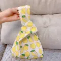 Japanischer Knoten Handgelenkbeutel mit frischem Zitronen Druck und Stoff für Damen kleine Handtasche. - Kleine Zitrone