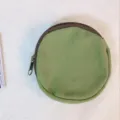 Grünes rundes Leinen-Münzfach mit Reißverschluss, minimalistische kleine Tasche für den Alltag. - Armeegrün