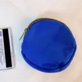 Runde Blaue Segeltuch Münztasche, schlichte kleine Tasche mit Reißverschluss für Alltag. - Dunkelblau