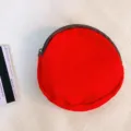 Rotes runder Canvas Münzbeutel mit Reißverschluss, einfache kleine Geldbörse für den Alltag. - Rot