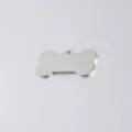 Vue détaillée du pendentif os en acier inoxydable poli miroir étiquette pour animaux gravure. - Acier